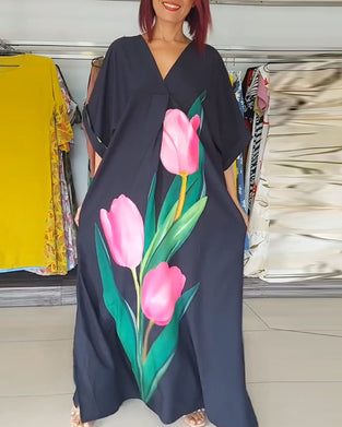 Lang sort kjole med stort blomstermotiv