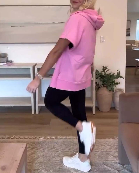 Kortærmet hættetrøje med lomme halvvejs lynlås