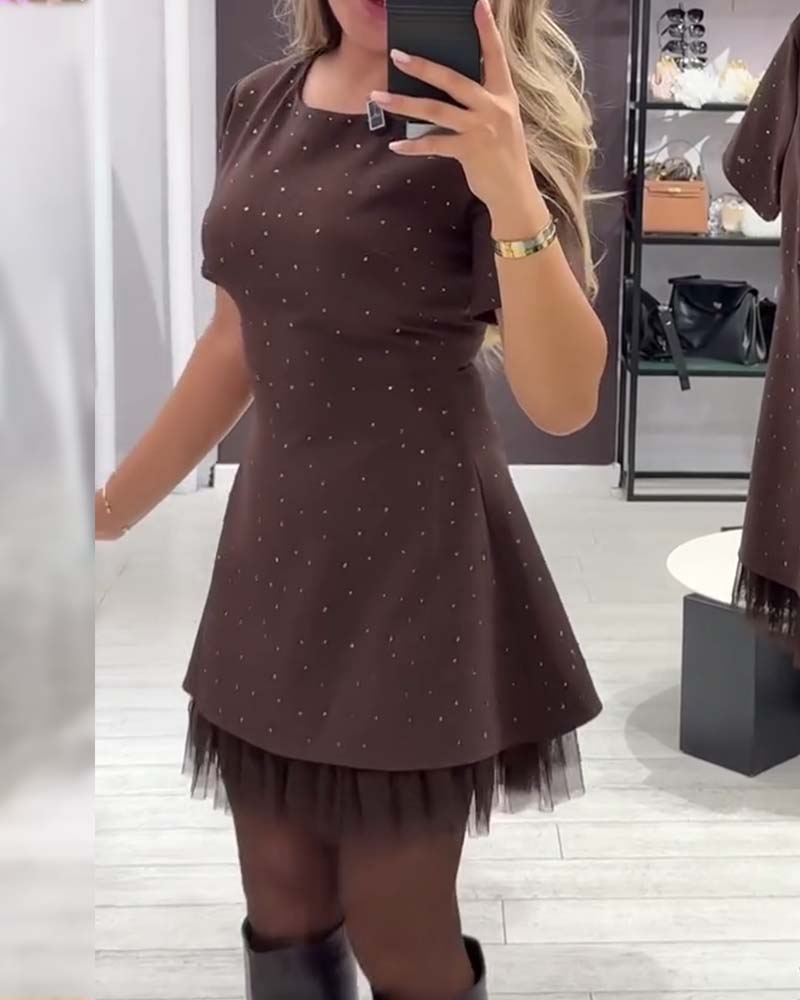 Elegant kjole med glitrende mesh-patchwork