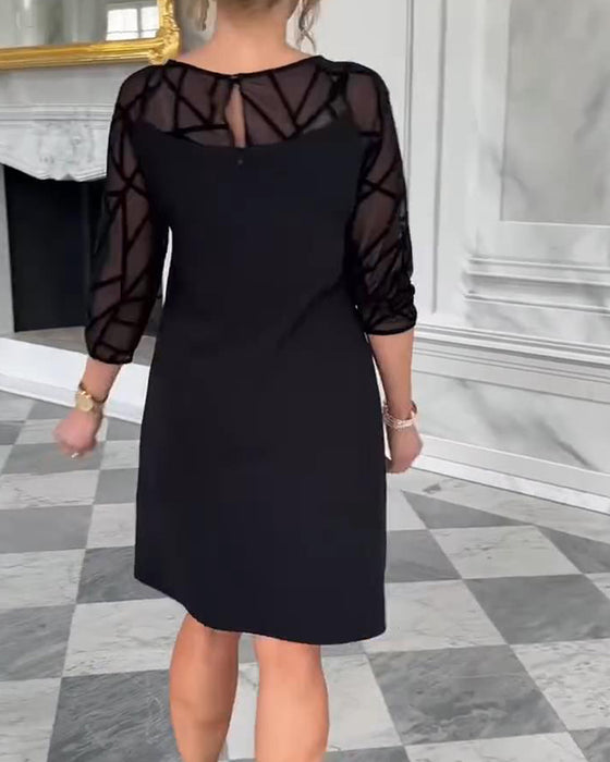 Elegant Kjole Med Rund Halsudskæring Og Moderne Design