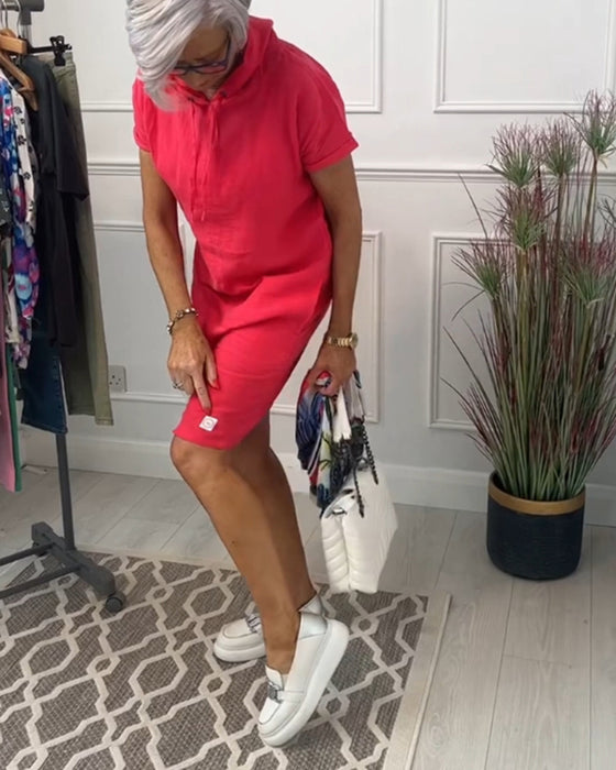 Afslappet kjole med korte ærmer og hætte