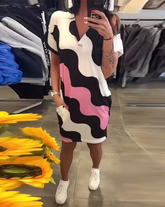 Kjole Med V-Udskæring Og Bølgemønster