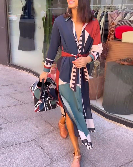 Afslappet kjole med farveblok og taljebånd