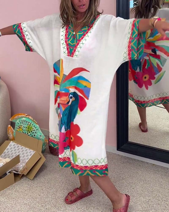 V-halset kjole med tropiske motiver