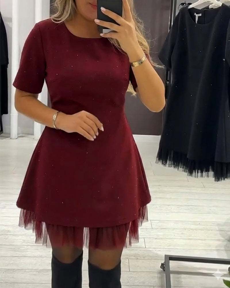 Elegant kjole med glitrende mesh-patchwork