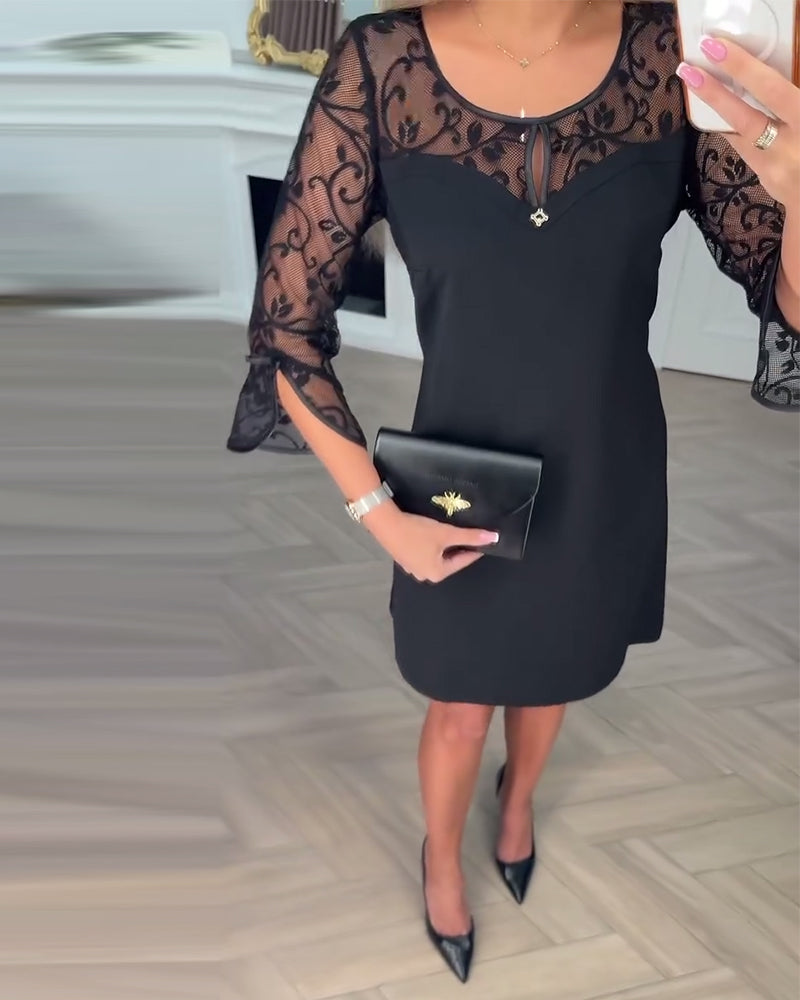 Ensfarvet Langærmet Kjole Med Patchworkdetaljer