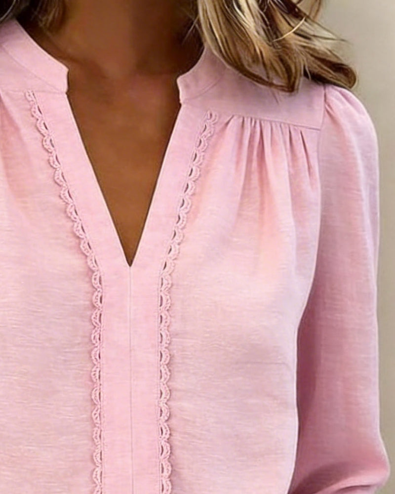 Ensfarvet Top Med V-Hals Og Patchwork-Detalje