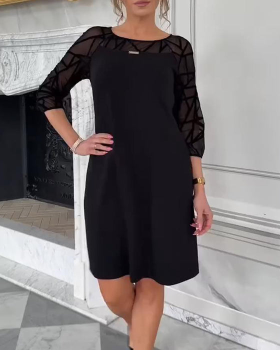 Elegant Kjole Med Rund Halsudskæring Og Moderne Design