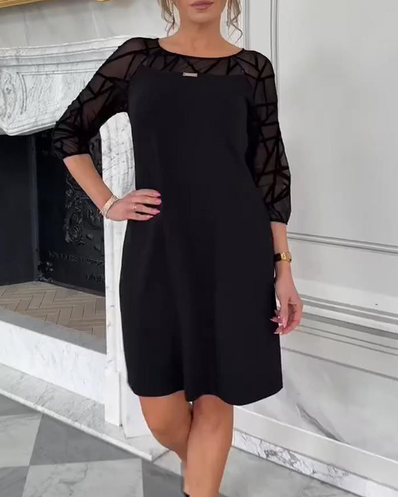 Elegant Kjole Med Rund Halsudskæring Og Moderne Design