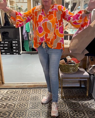 Farverig bluse i løs pasform