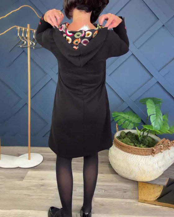 Afslappet kjole med hætte og cirkelprint