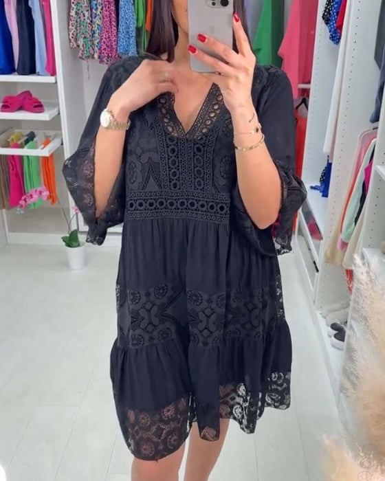 Elegant sort kjole med blondebroderi