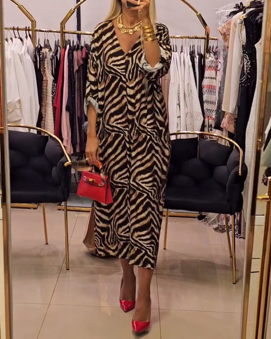 Kjole med zebraprint og V-hals