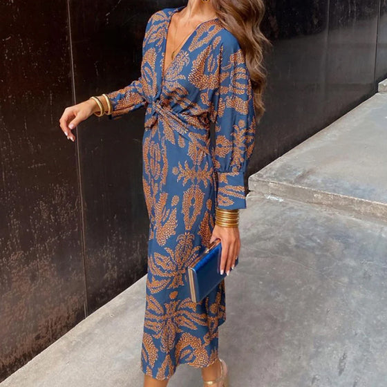 Elegantmønstret langærmet kjole med V-hals