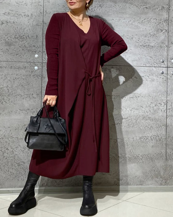 Ensfarvet kjole med bindestropper