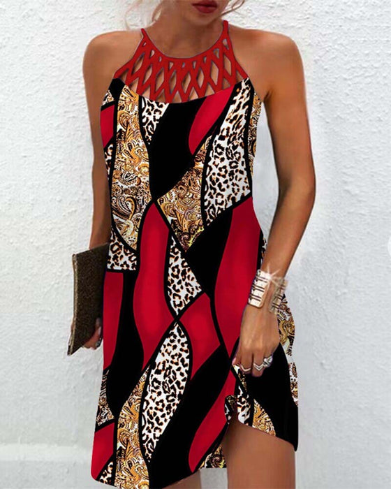 Mønstret kjole med flettet kravedesign