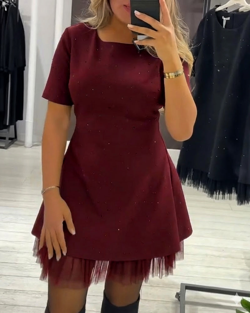 Elegant kjole med glitrende mesh-patchwork