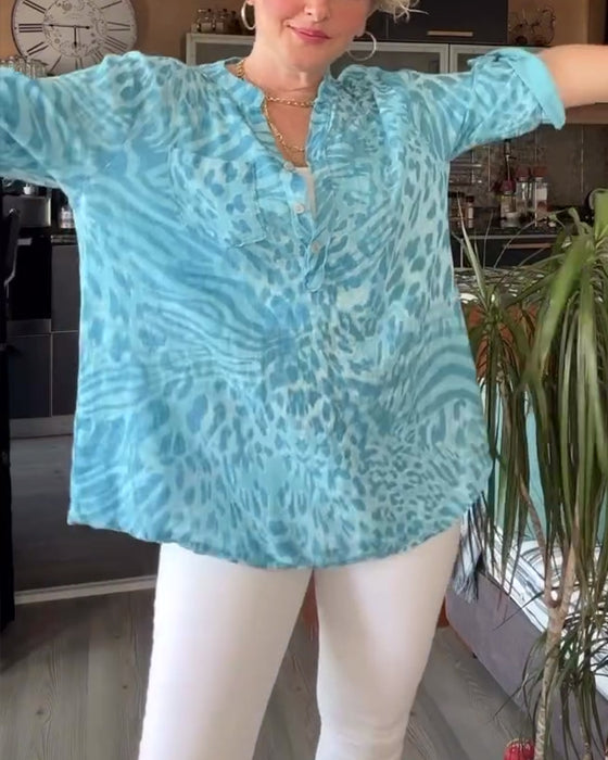 Lyseblå bluse med print