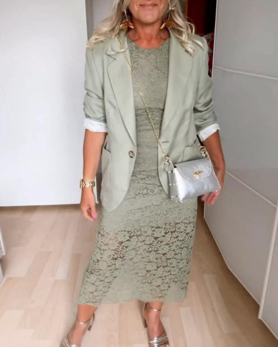 Elegant kjole uden ærmer med blonder og slids