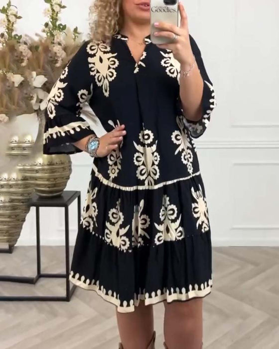 Elegant kjole med V-udskæring og print