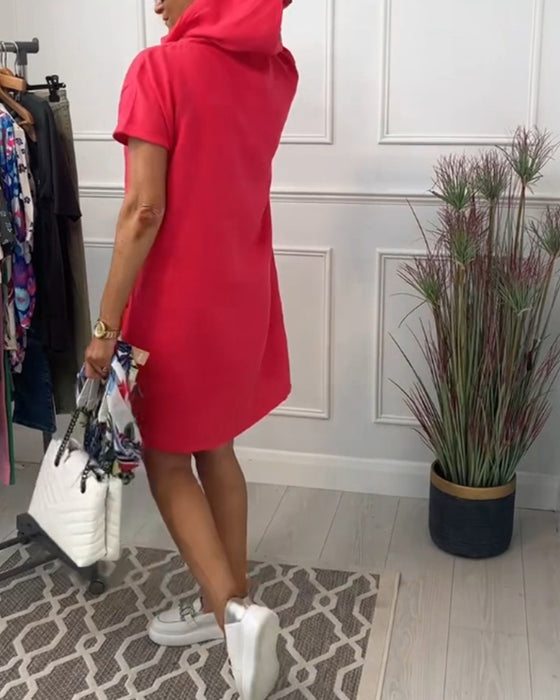 Afslappet kjole med korte ærmer og hætte