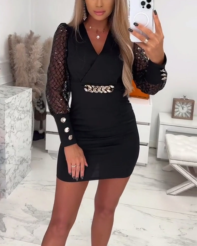 Kjole Med V-Udskæring Kædeknapper Og Meshpatchwork