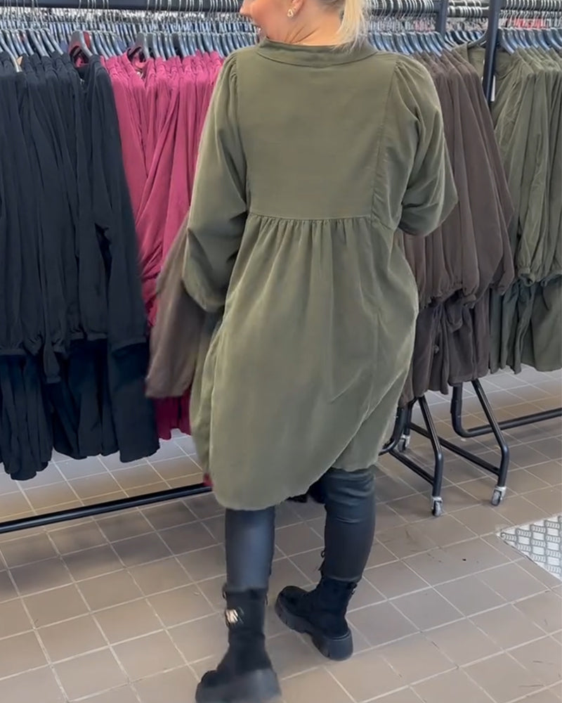 Knappet Kjole Med V-Halsudskæring Og Lange Ærmer