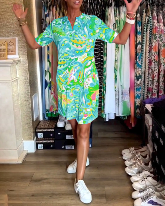 Knælang sommerkjole i farverigt design