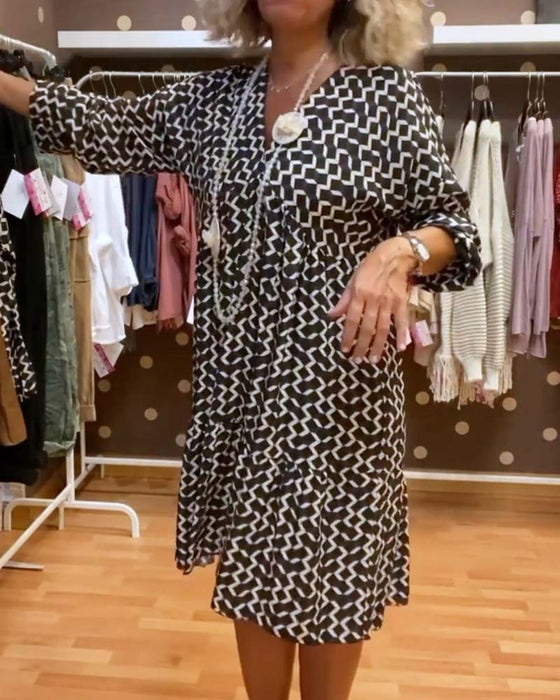 Casual kjole med geometrisk print og  V-udskæring