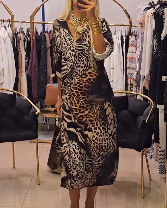 V-halset løs kjole med leopardprint