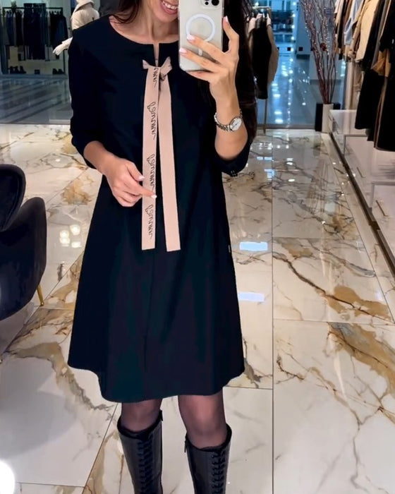 Stilfuld kjole med båndkrave