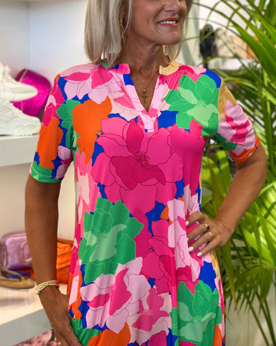 Kjole med V-udskæring og blomstermønster