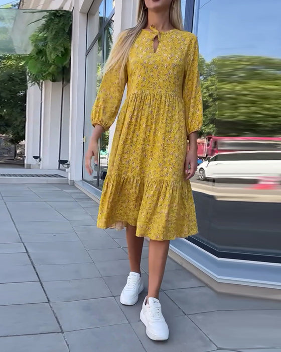 Frisk gul blomsterkjole med plisseret panel