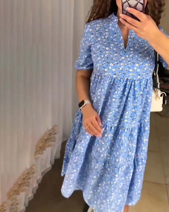 Blå blomsterkjole i afslappet pasform