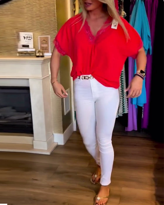 Rød V-halset bluse med blonder