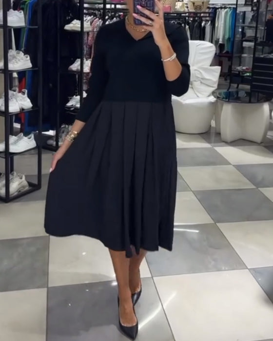 Patchwork kjole med V-udskæring og plisseret nederdel