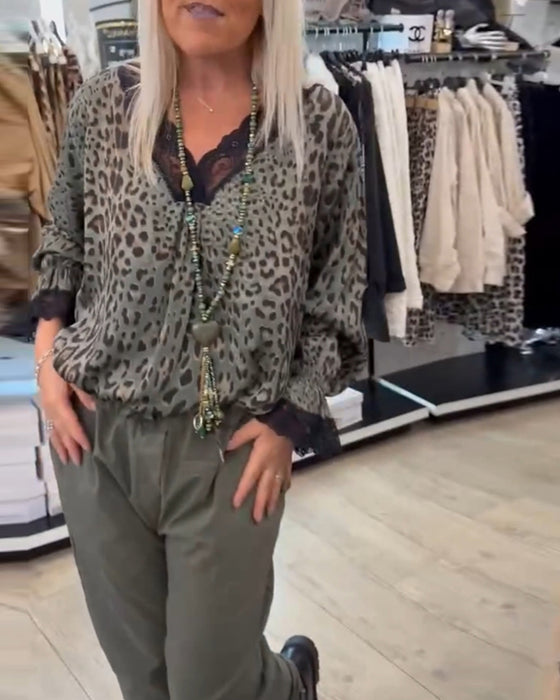 Stilfuld leopardprint bluse med blonde V-udskæring