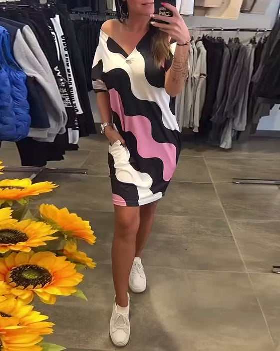 Kjole Med V-Udskæring Og Bølgemønster