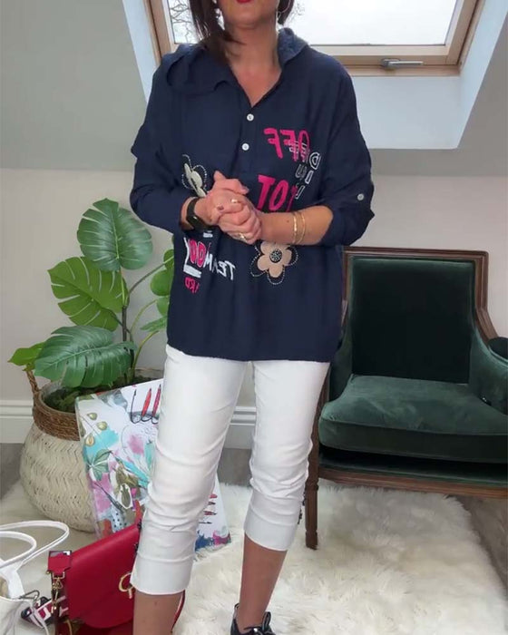 Hættetrøje med broderede blomstermotiver og skrift