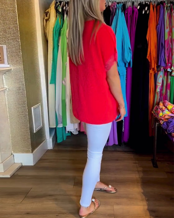 Rød V-halset bluse med blonder