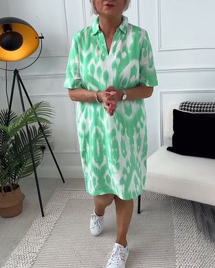 Kortærmet kjole med reverskrave og print