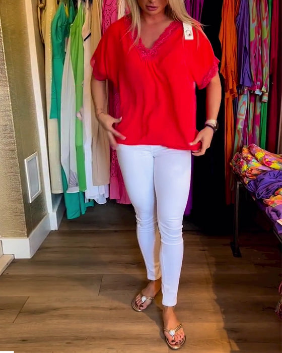 Rød V-halset bluse med blonder