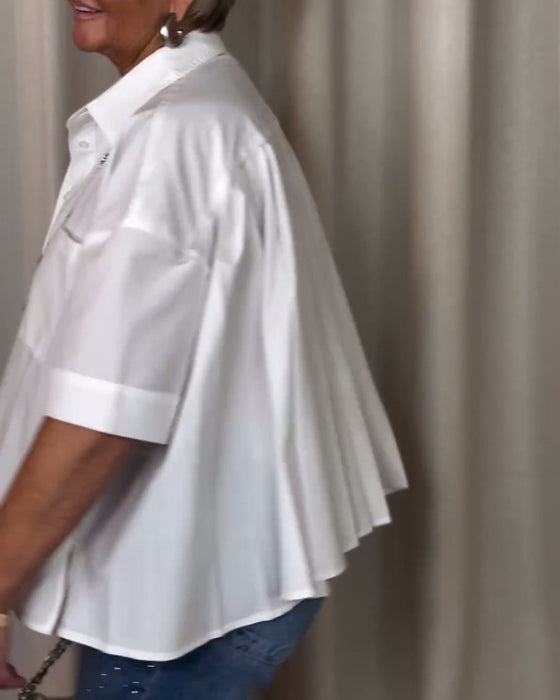 Hvid kortærmet skjorte med plisseret ryg