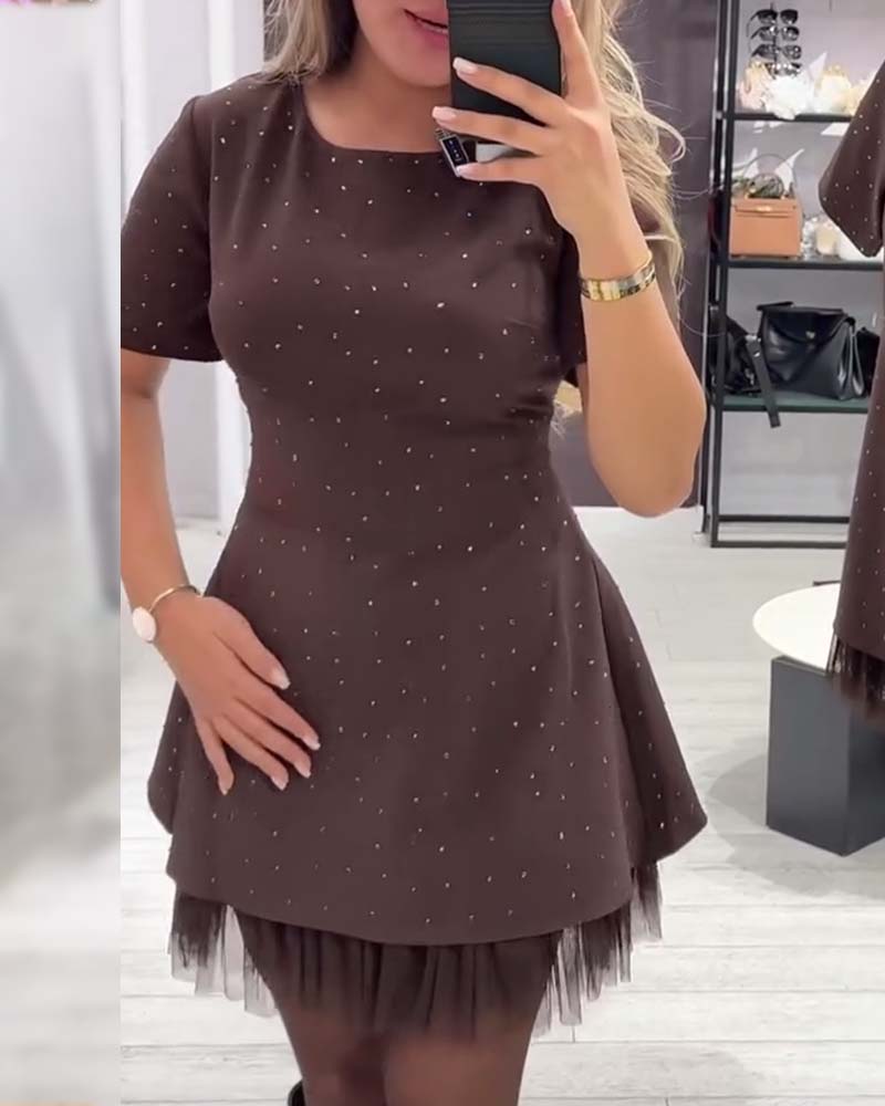 Elegant kjole med glitrende mesh-patchwork