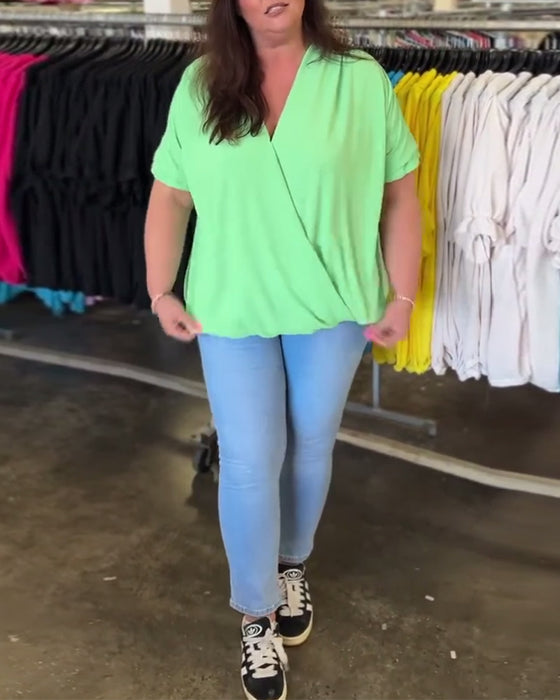 Ensfarvet afslappet bluse med V-hals