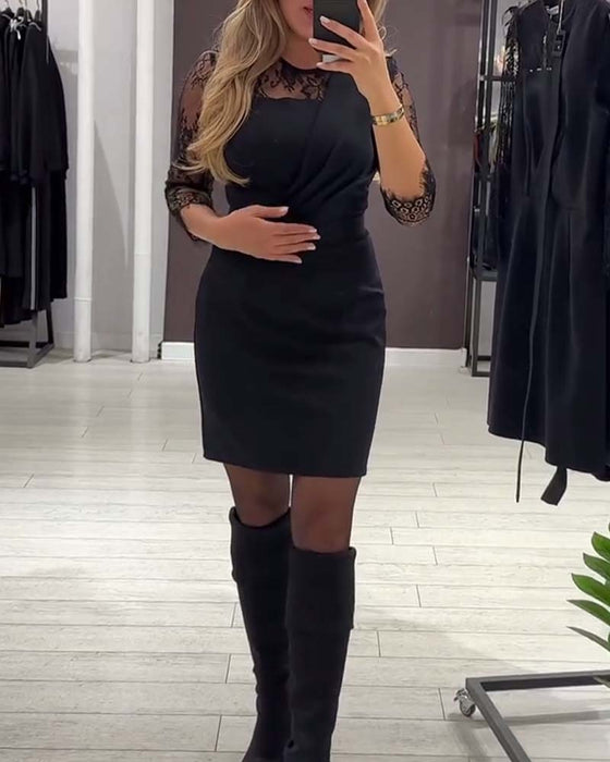 Kjole Med Taljeforlængende Design Og Patchworkdetaljer