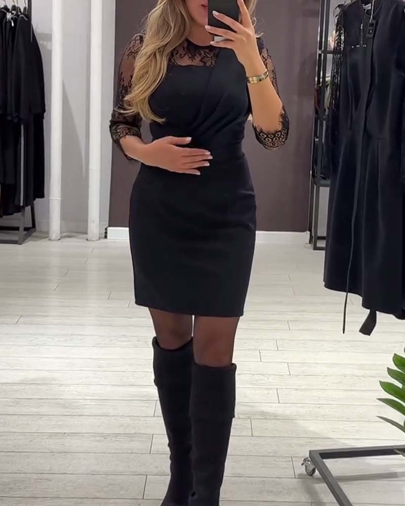 Kjole Med Taljeforlængende Design Og Patchworkdetaljer