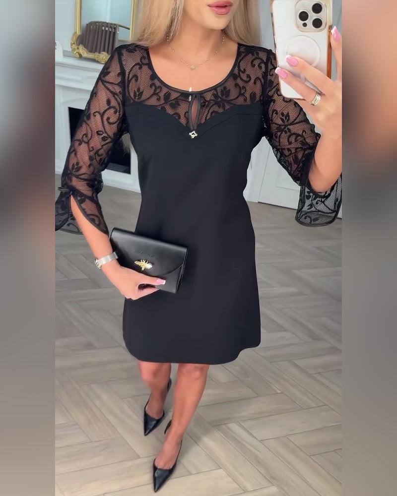 Ensfarvet Langærmet Kjole Med Patchworkdetaljer