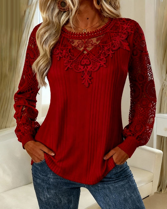 Ensfarvet Top Med Patchworkdetaljer Og Ribstruktur