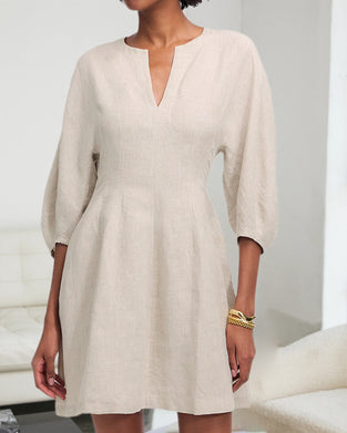 Elegant Kjole Med Passet Midje Og Enfarget